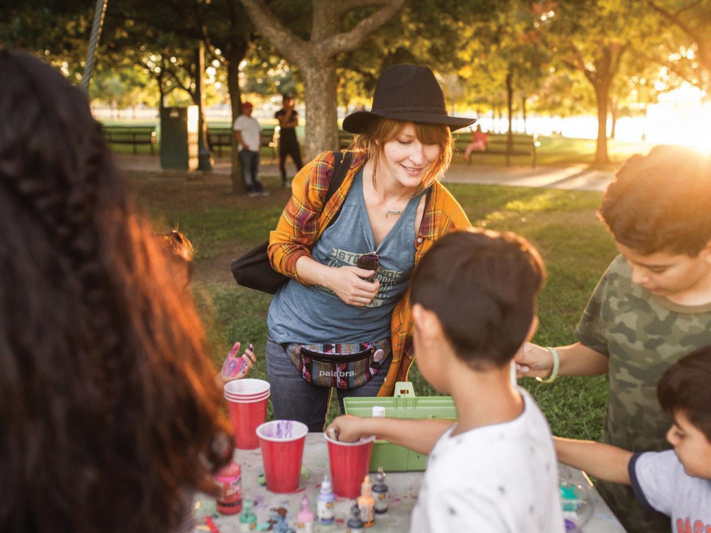 加利福尼亚州斯托克顿艺术周期间创作艺术作品和手工艺品的儿童