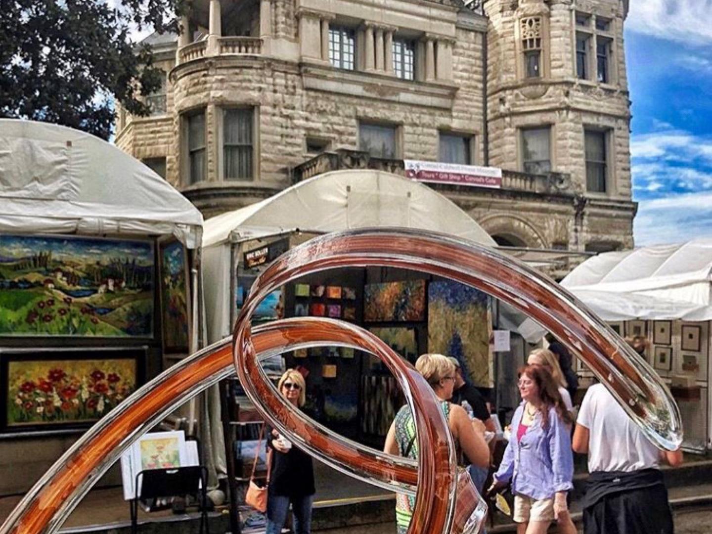 肯塔基州路易维尔 St.James Court Art Show 艺术展上的艺术商贩