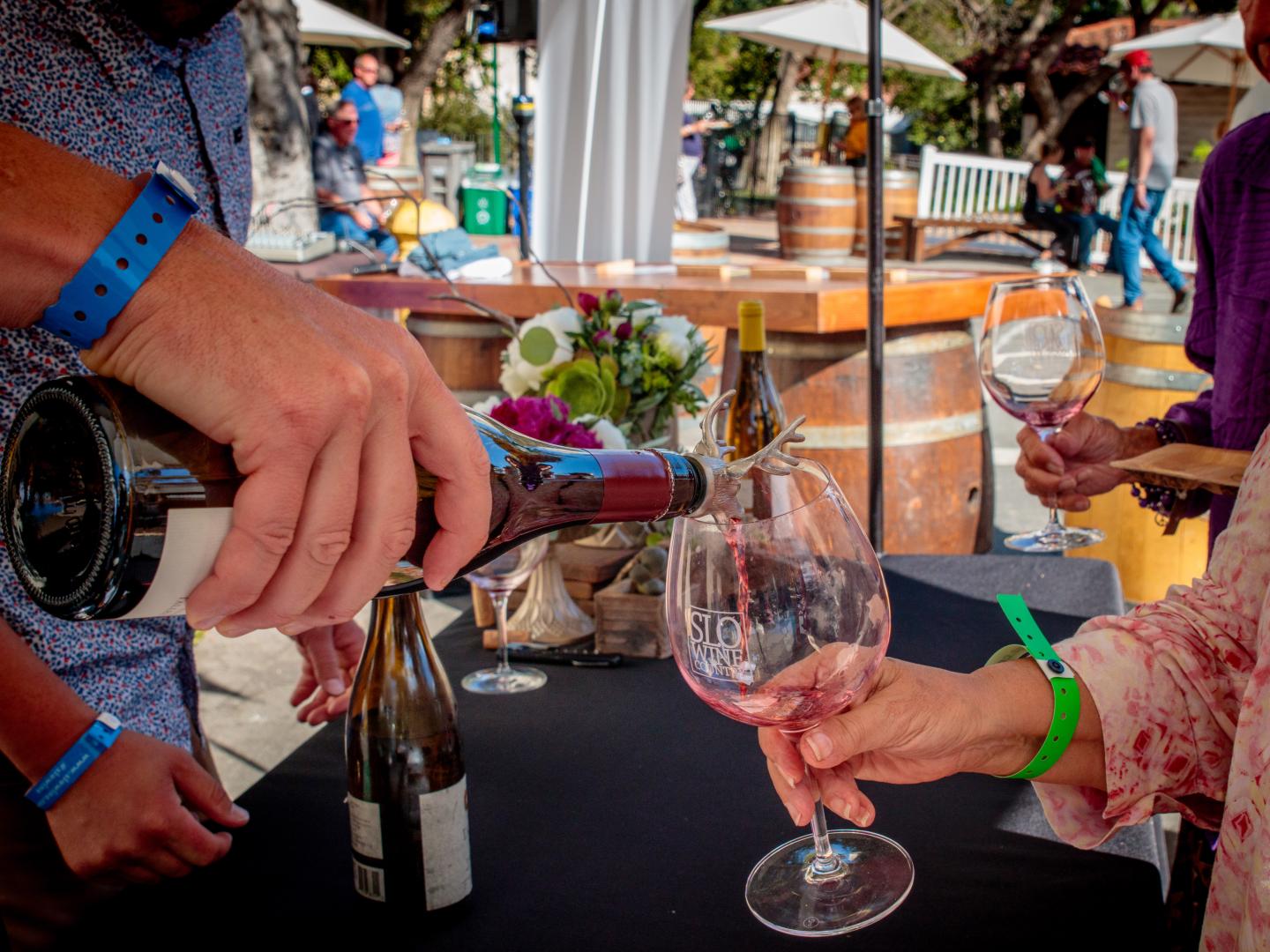 在圣路易斯-奥比斯波举行的推酒桶比赛中品尝加利福尼亚州葡萄酒