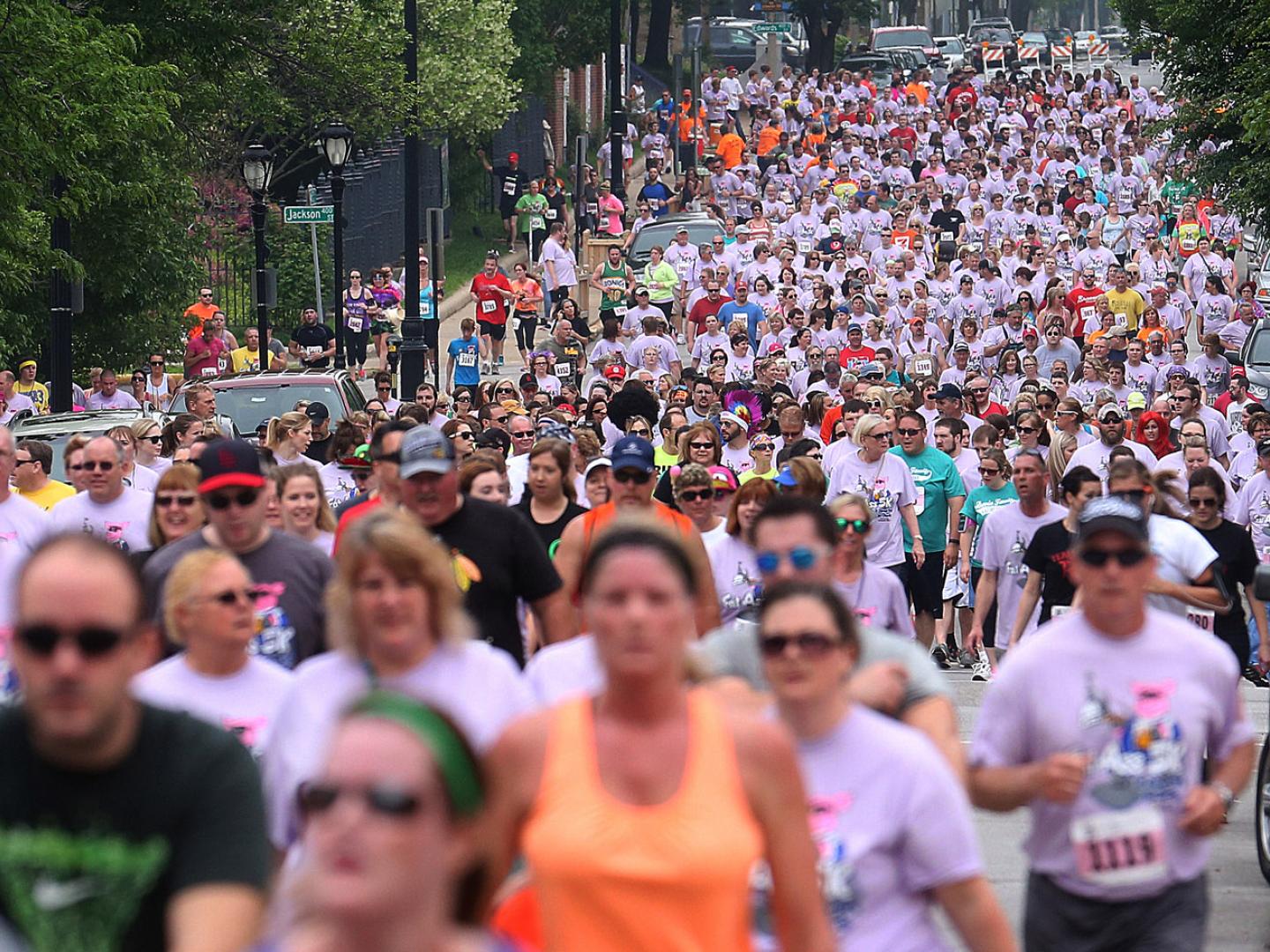 参赛者在伊利诺伊州斯普林菲尔德举办的 Fat A** 5K 慈善跑步赛中奋力角逐