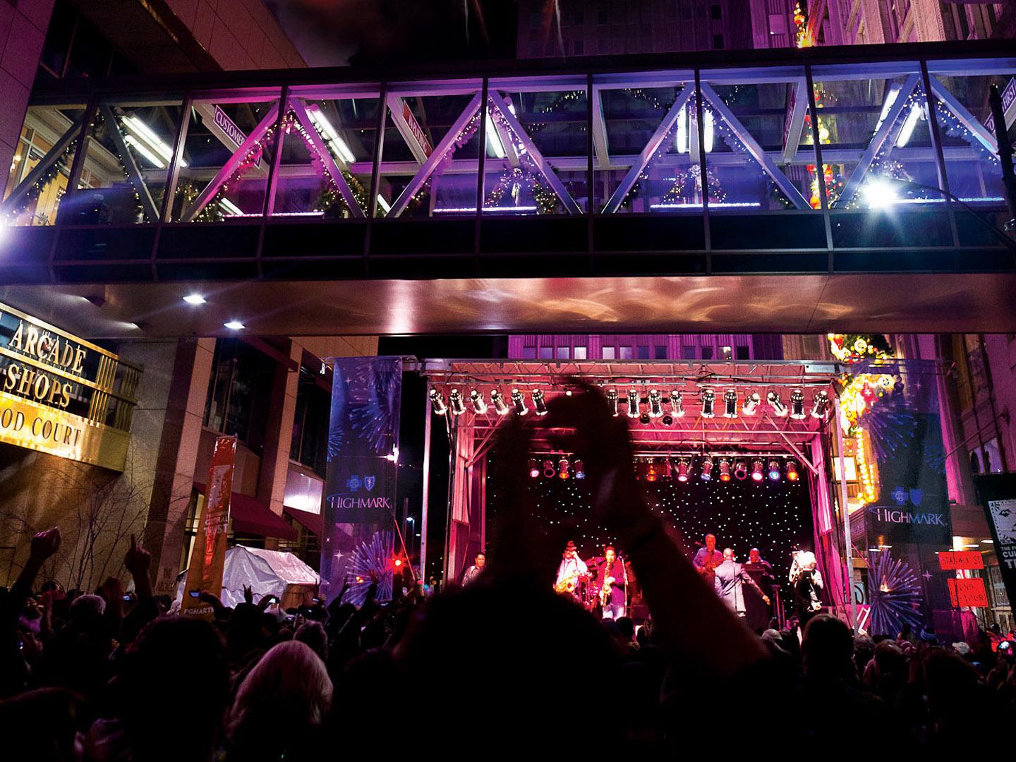 宾夕法尼亚州匹兹堡庆祝新年前夜的烟花表演