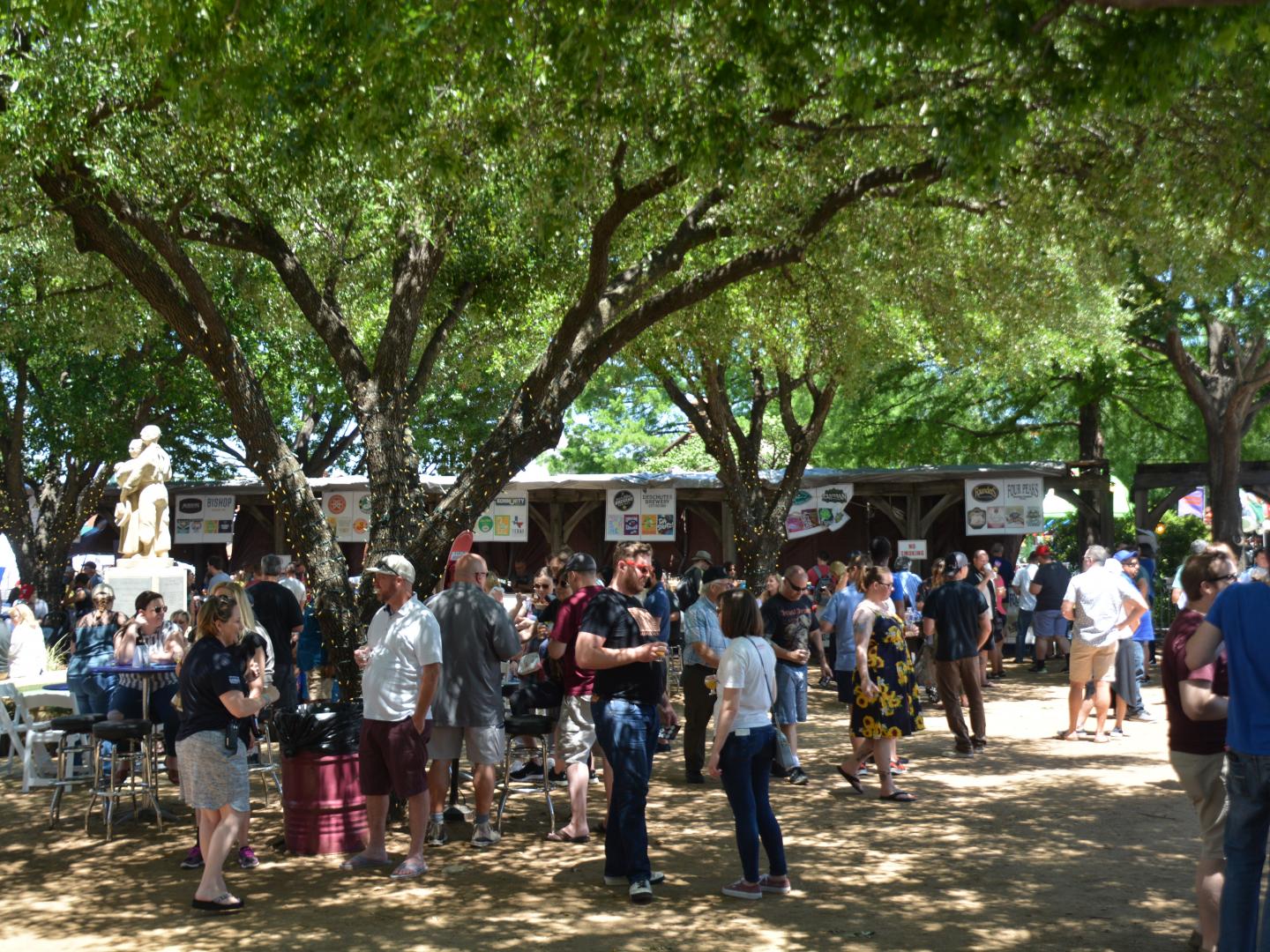德克萨斯州格雷普韦恩的 Main Street Fest 啤酒节上在浓密的树荫下细品精酿啤酒