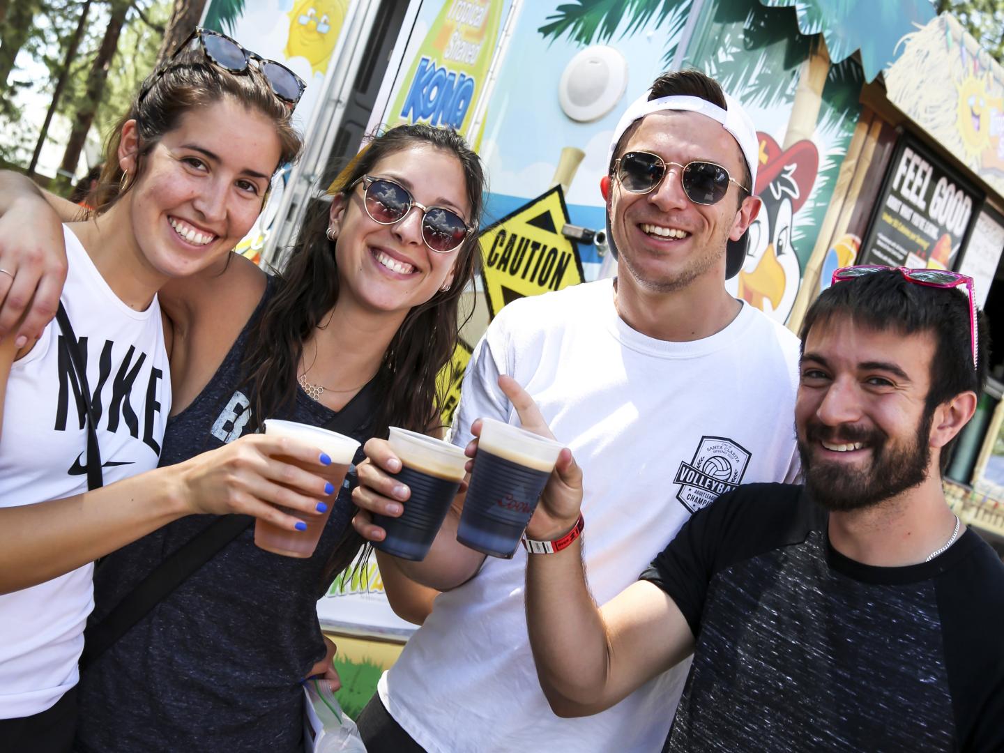 一群好友在加利福尼亚州大熊湖的大熊湖辣椒烹饪大赛期间畅饮啤酒