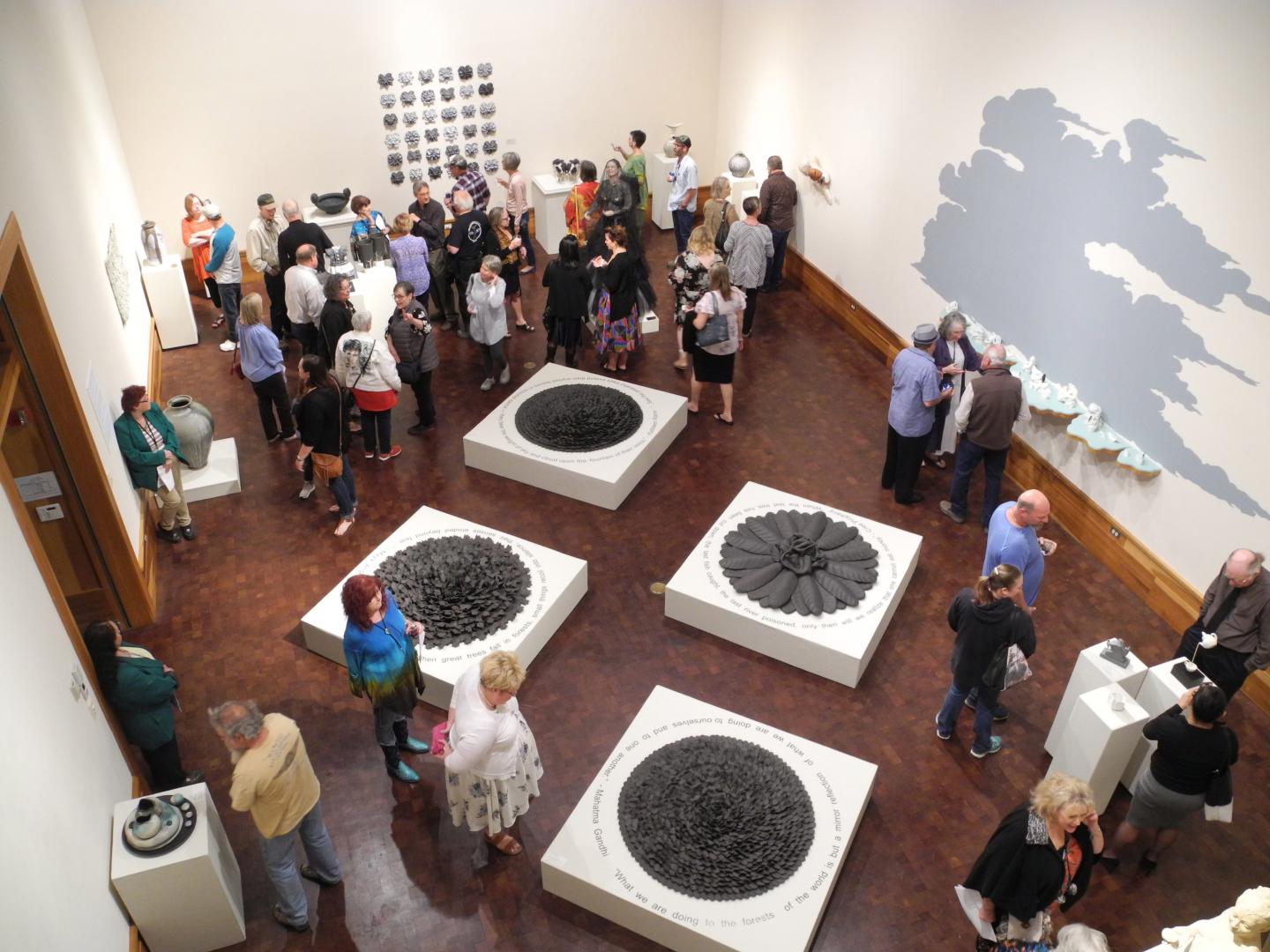 游客在德克萨斯州的圣安吉洛全国陶瓷赛期间欣赏展出的艺术作品