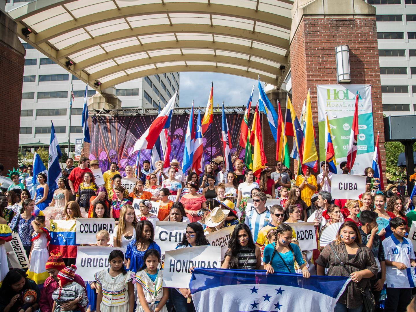 在田纳西州诺克斯维尔 HoLa 狂欢节上庆祝西班牙文化