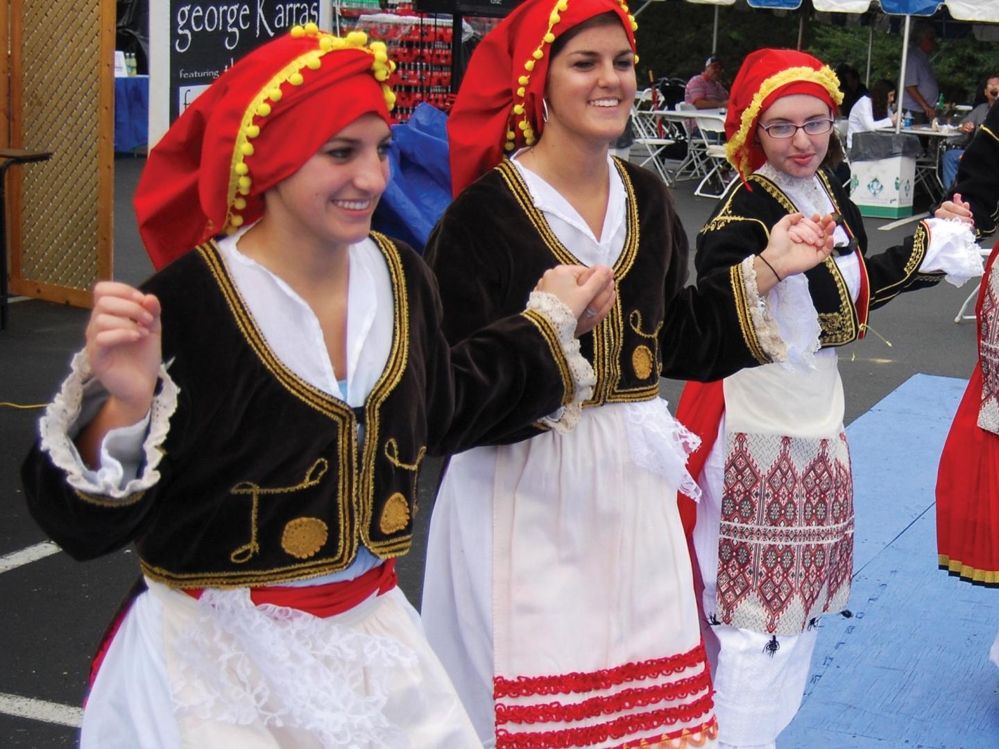 田纳西州诺克斯维尔希腊节上的传统舞蹈表演