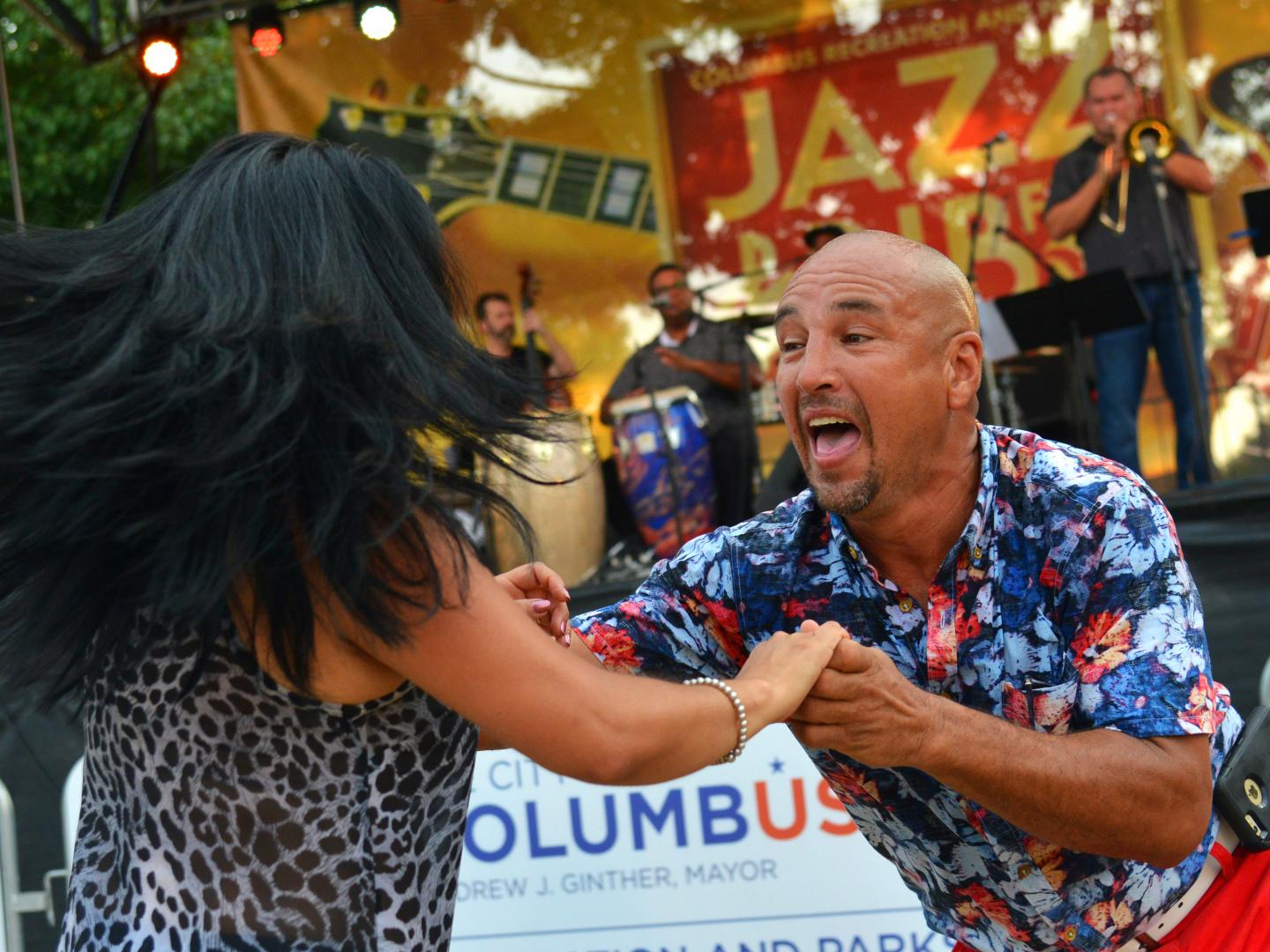 Bailando al ritmo de la música en vivo durante el Jazz & Rib Fest en Columbus, Ohio