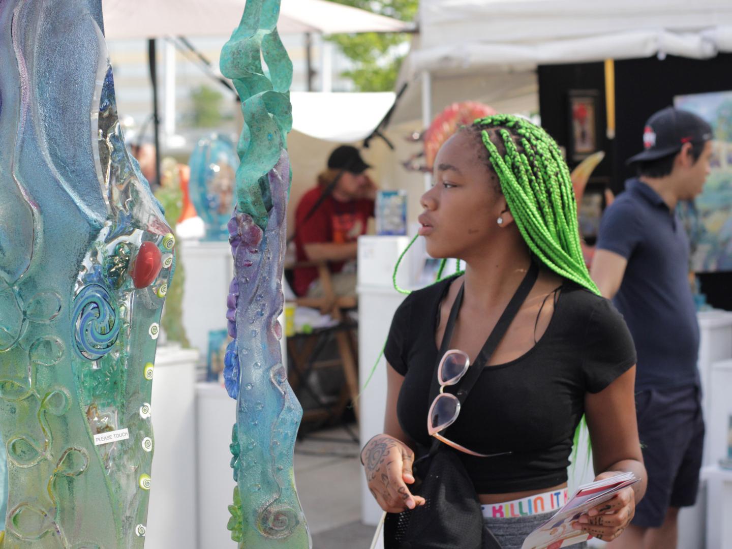 在哥伦布艺术节上欣赏诸多艺术作品