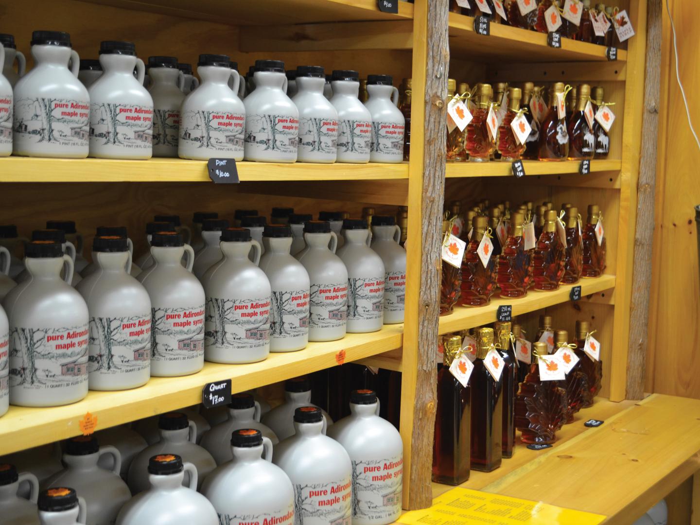 纽约州乔治湖附近举办的 Thurman Maple Days 枫树节上出售的枫糖浆