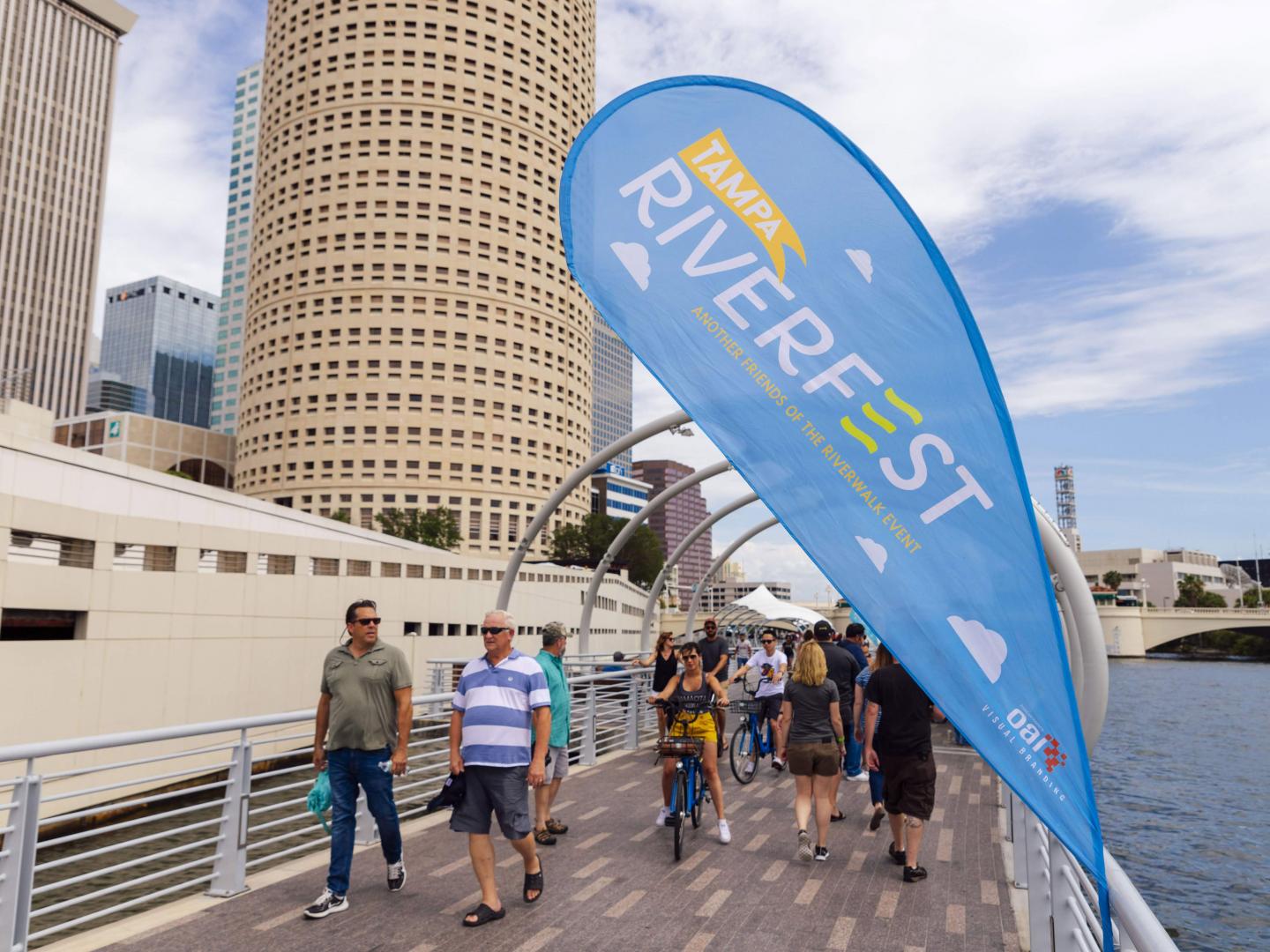 在水上娱乐节期间漫步坦帕河滨步道