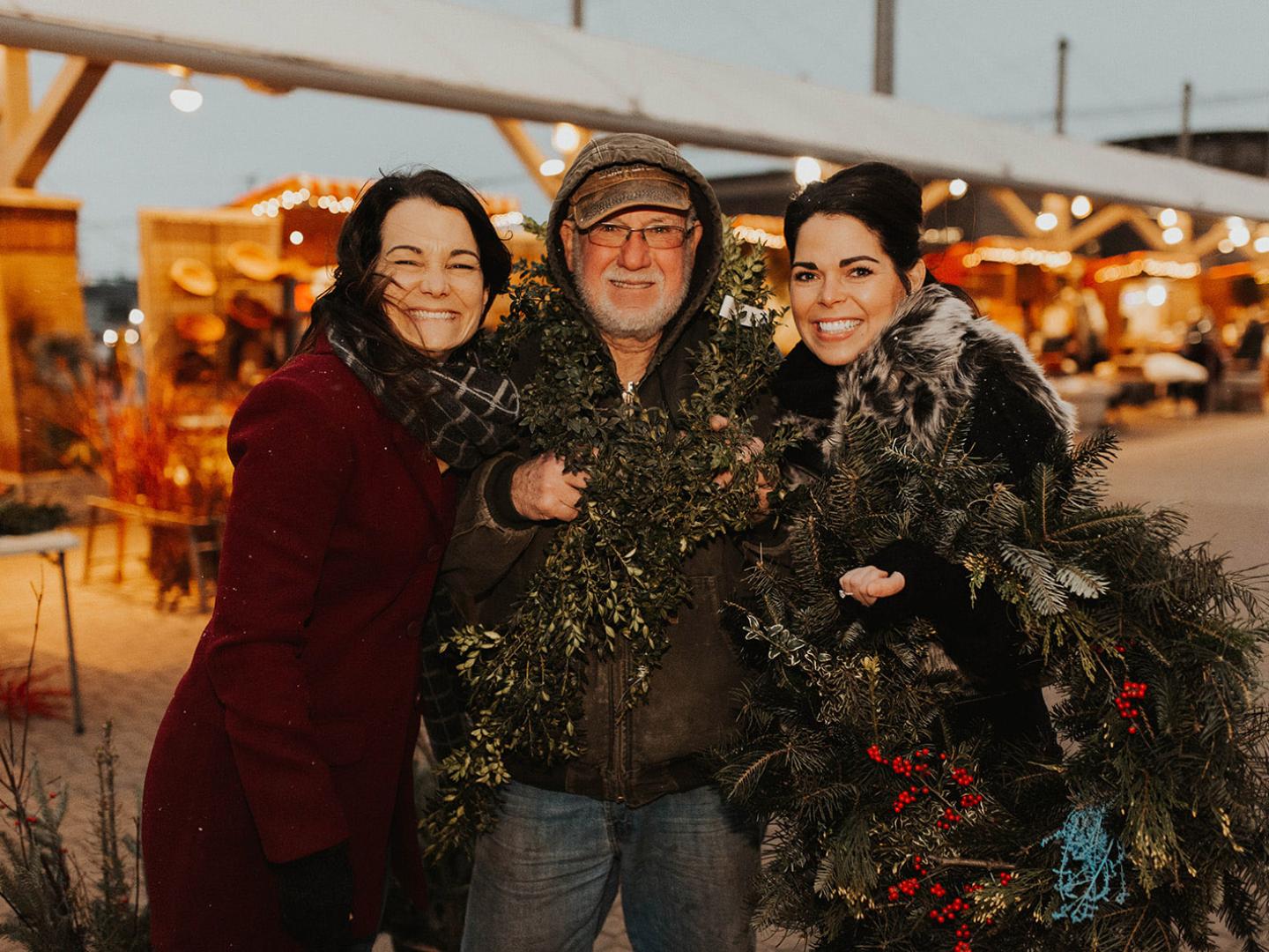 密西根州荷兰镇节假日的第八街农贸市场中，人们脸上洋溢着灿烂的笑容