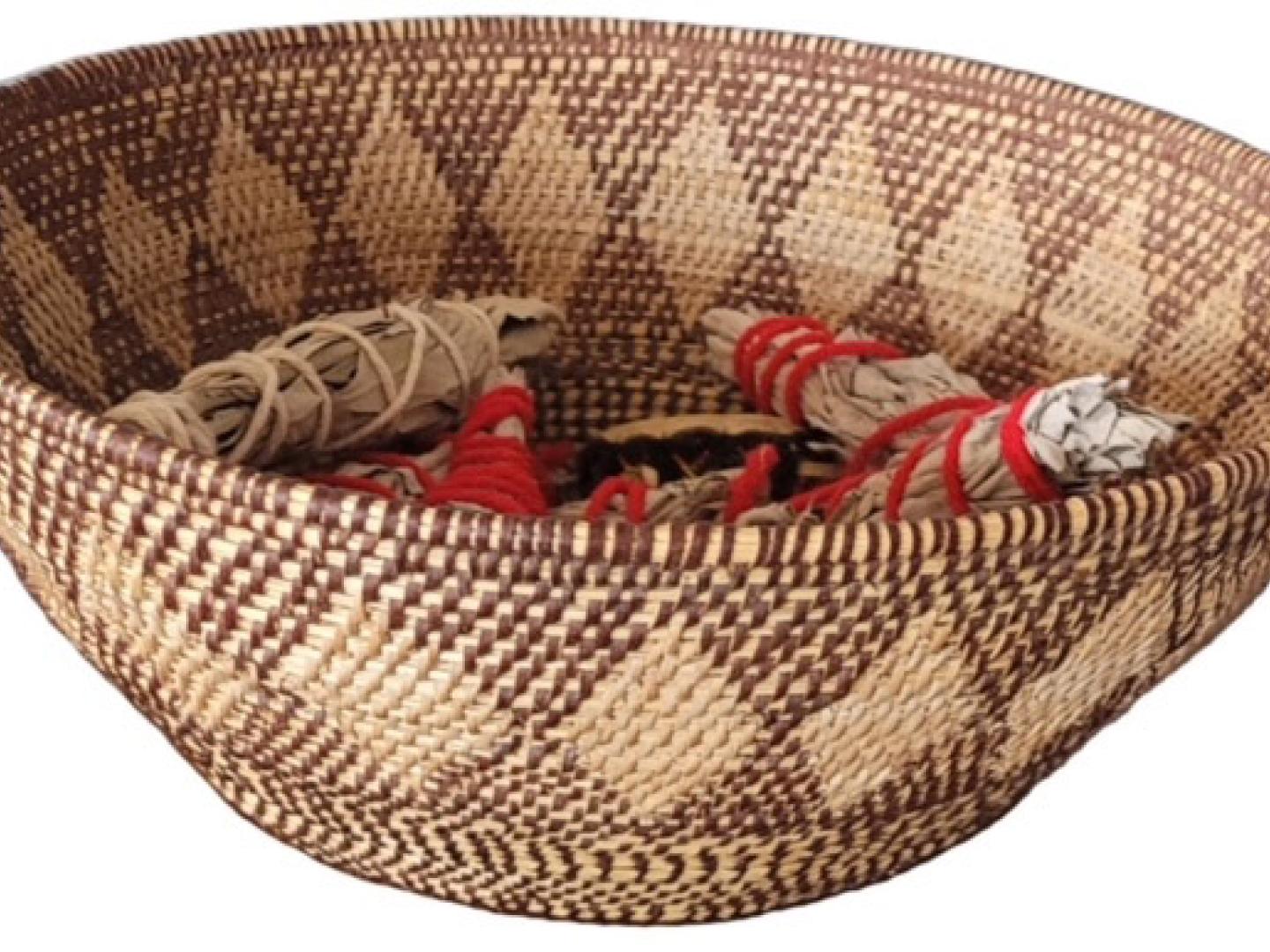 Ein traditioneller Korb mit Salbei beim Kulturevent Go Native! in Visalia, Kalifornien