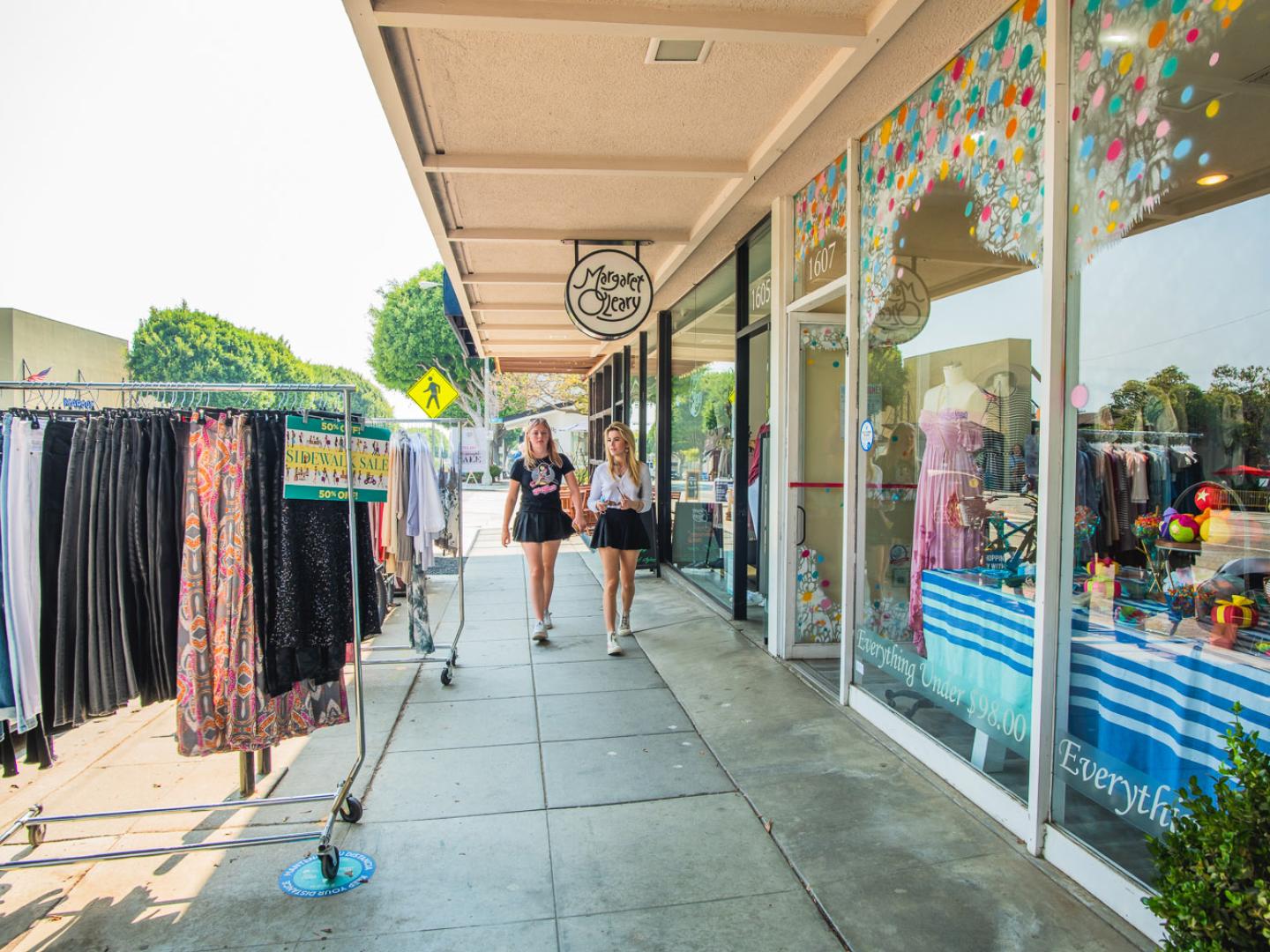 Besucher der Kunstgalerien und Boutiquen in Santa Monica, Kalifornien, beim Montana Avenue Holiday Art Walk