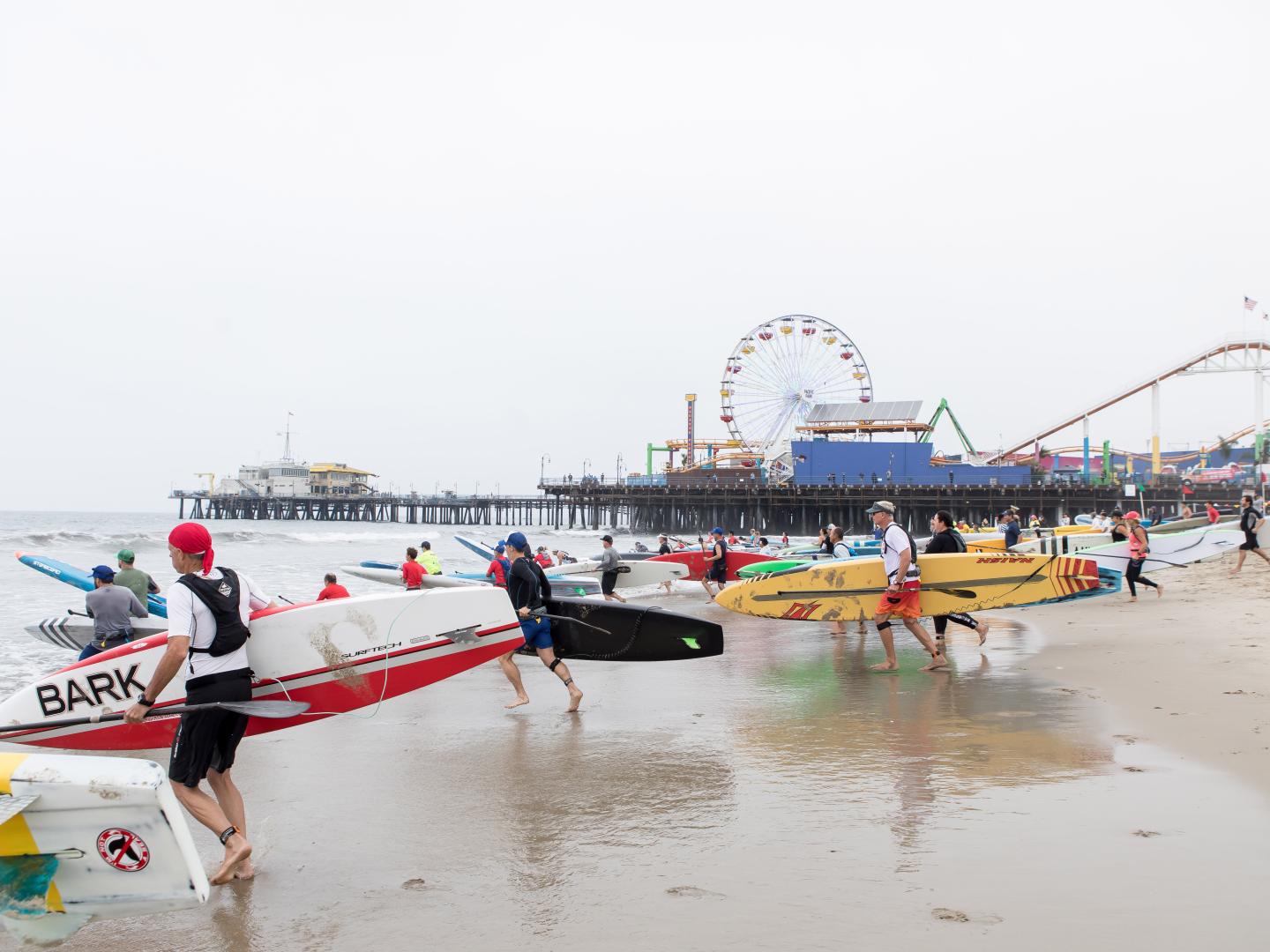 Paddleboard-Rennen während des Festivals Pier 360 in Santa Monica, Kalifornien