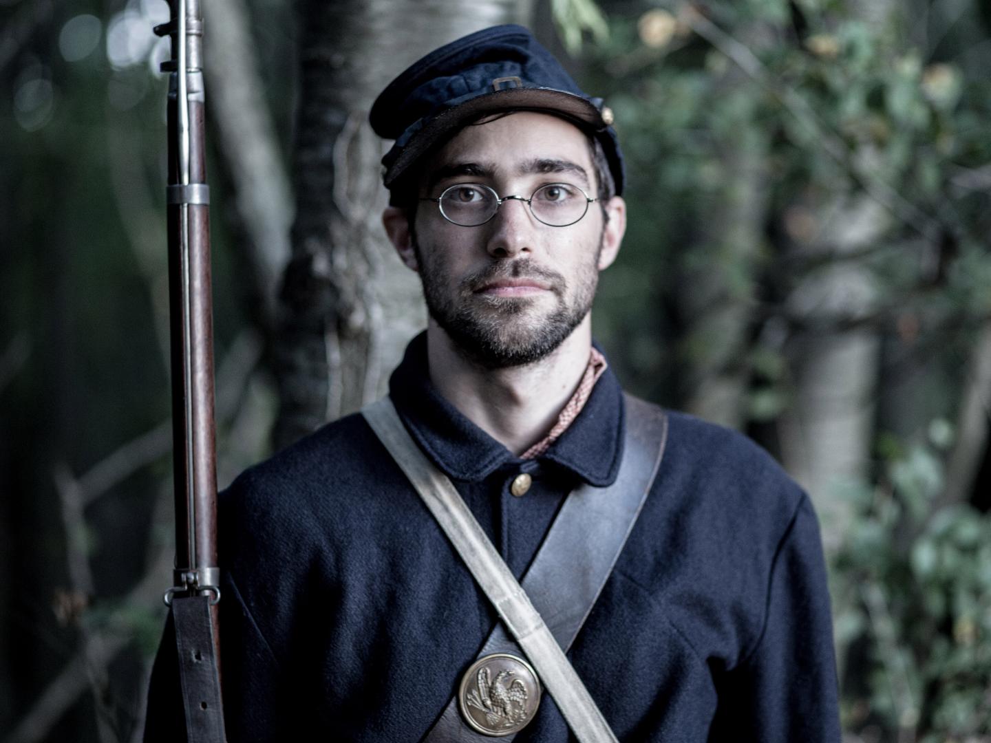 在密西根州荷兰镇的 Van Raalte 南北战争演出中身着道具服装的演员