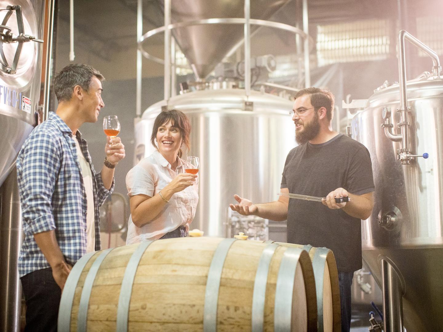 在加州蒂梅丘拉谷的 Craft Brew Month 活动中品尝啤酒