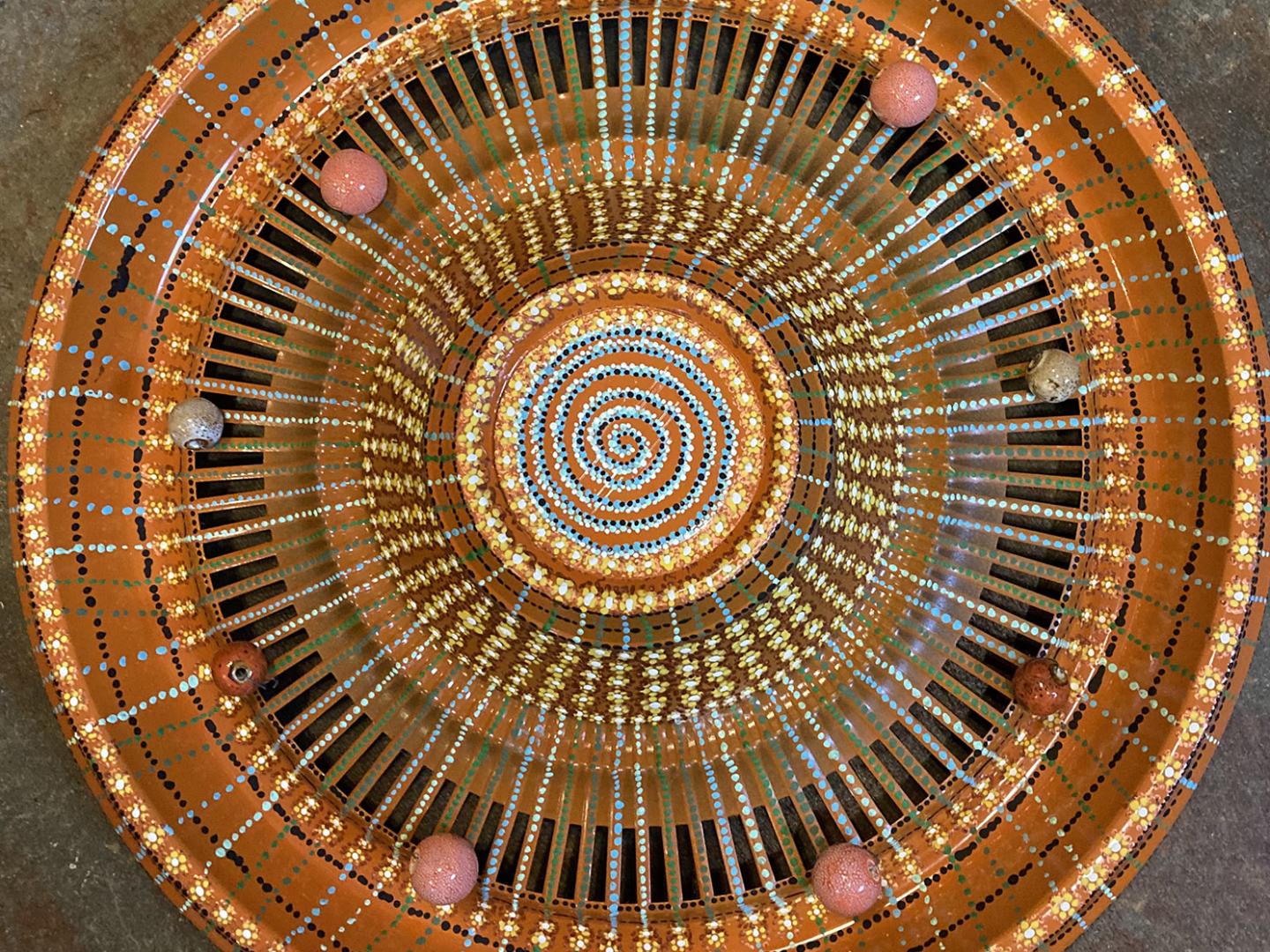 Radkappenkunst von Shirley Keller bei der South Valley Art Tour in Visalia, Kalifornien