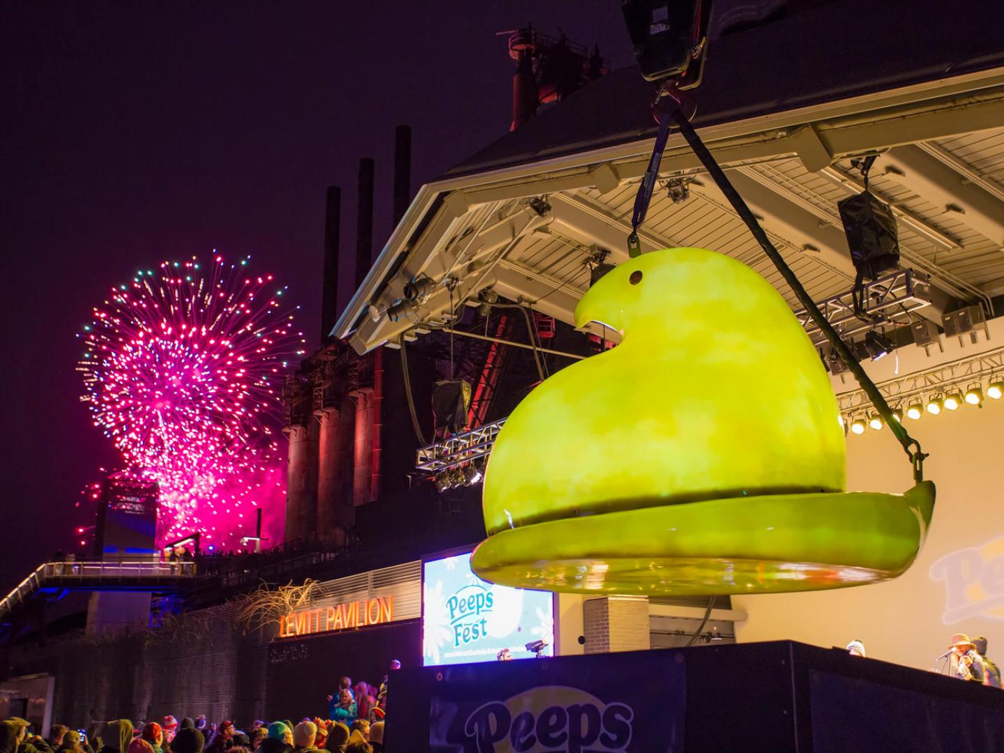 PeepsFest 节期间，宾夕法尼亚州理海山谷举行 PEEPS 小鸡归巢 (Chick Drop) 活动庆祝新年