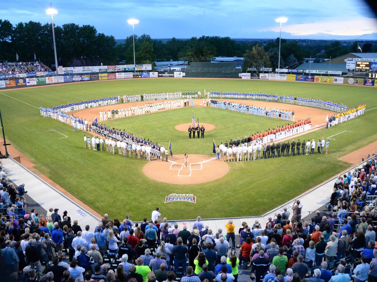 美国国立大学体育协会 (NAIA) 世界系列赛每年在爱达荷州刘易斯顿的哈里斯球场举办
