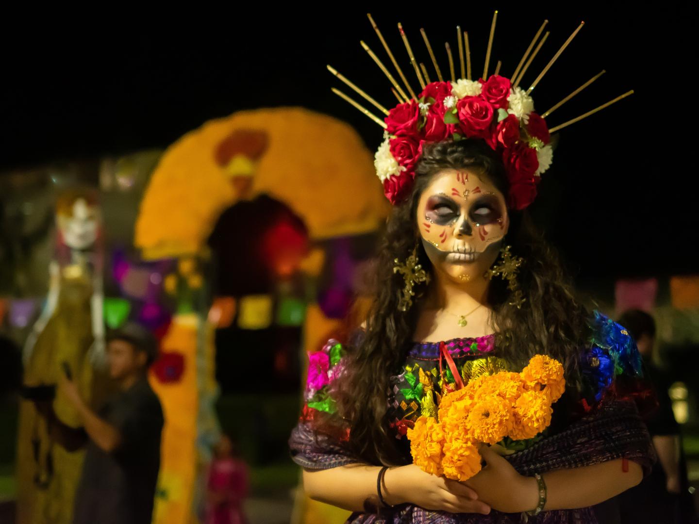圣安娜亡灵节 Noche de Altares（祭坛之夜）欢庆活动上出现的传统服饰