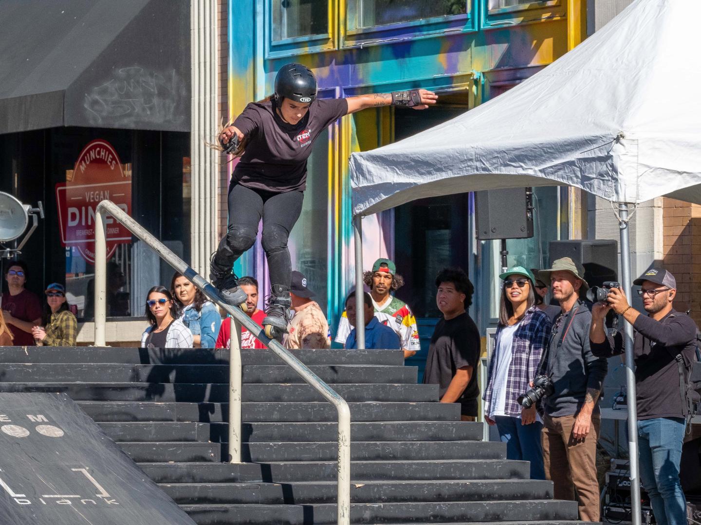 加利福尼亚州圣安娜 Blading Cup 极限轮滑赛场上的比赛者