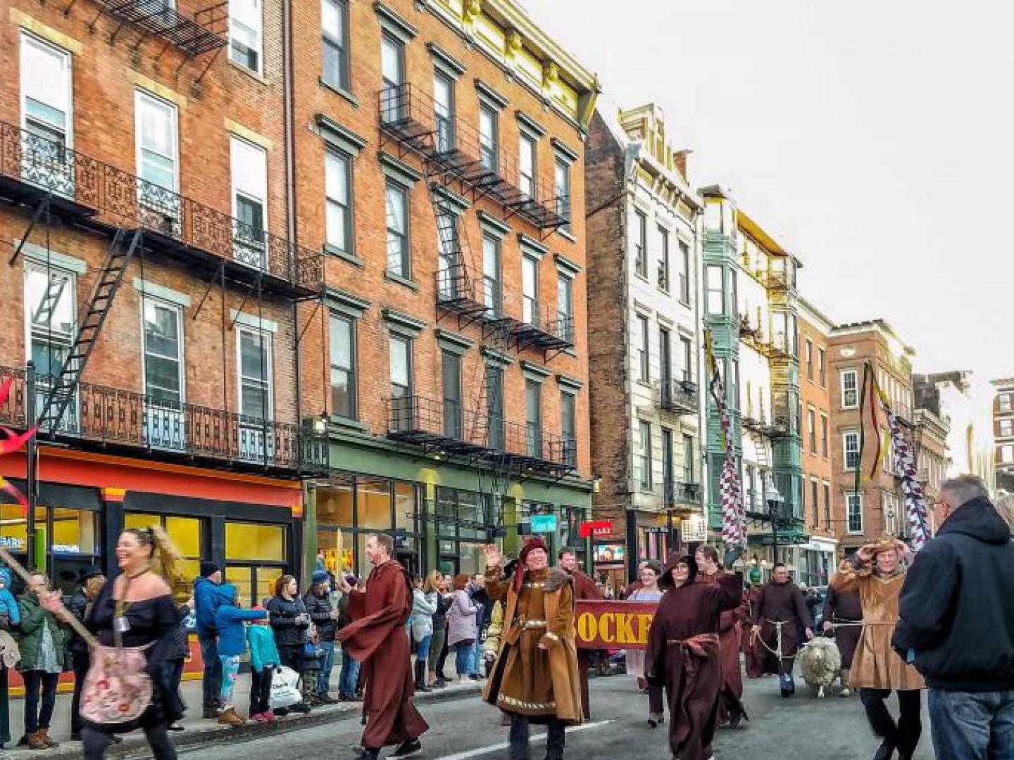 俄亥俄州辛辛那提一年一度的 Bockfest 啤酒节开幕游行中的欢乐时光