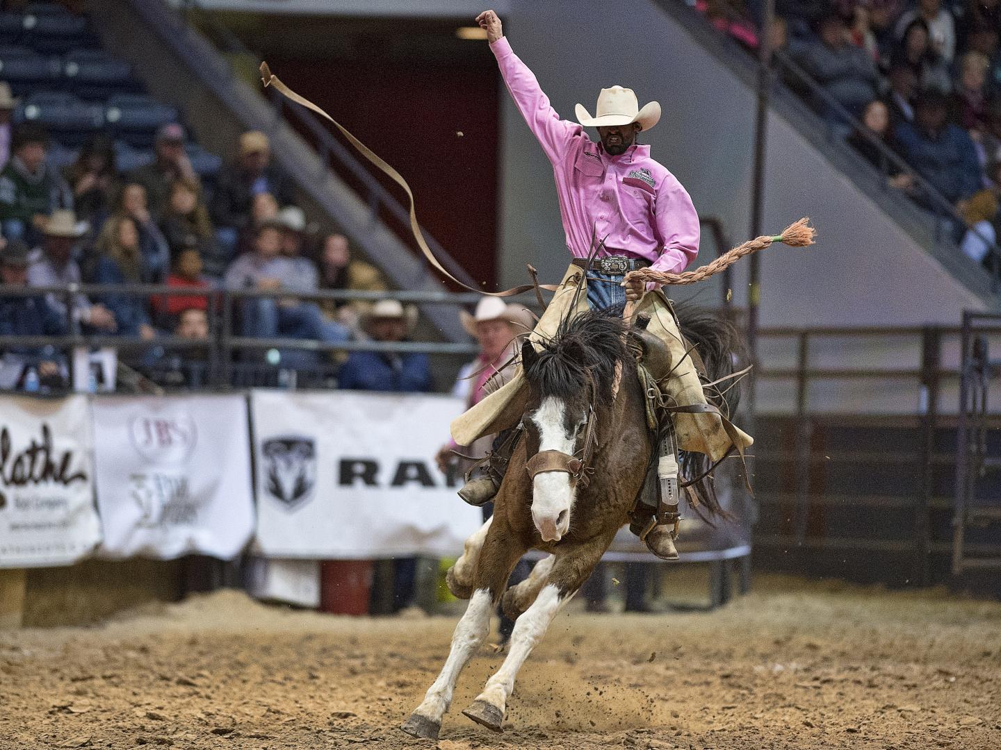 德克萨斯州阿马里洛 WRCA 世界锦标赛牧场牛仔竞技秀上的骑马表演