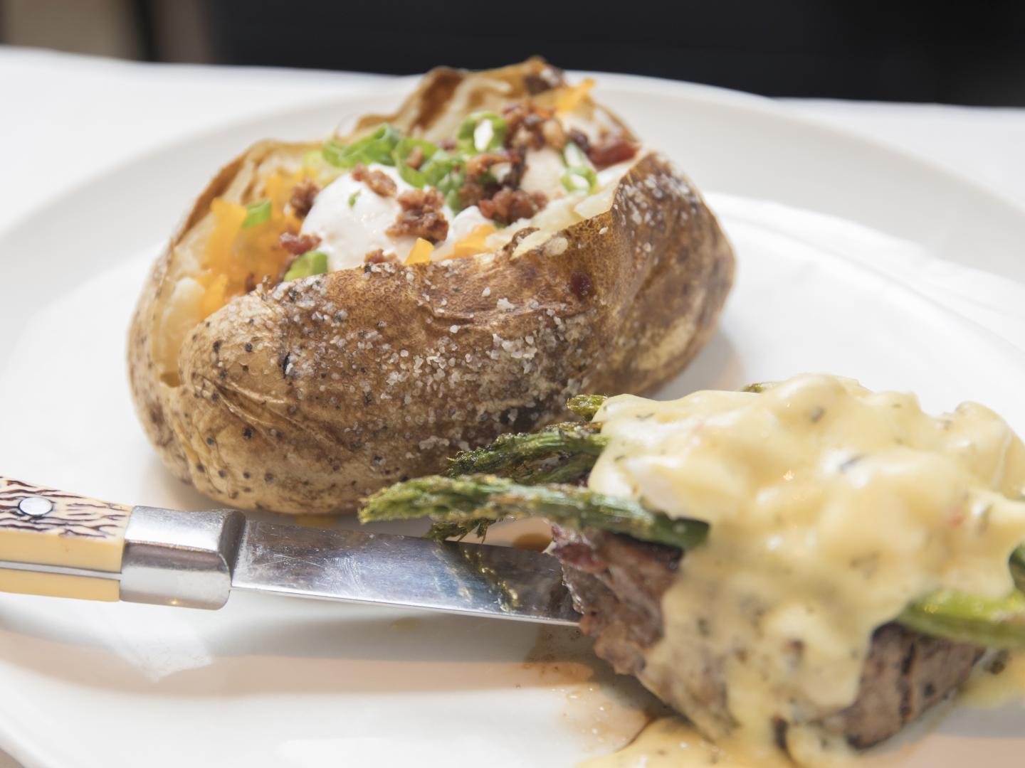 在怀俄明州卡斯珀当地餐厅享用牛排土豆晚餐