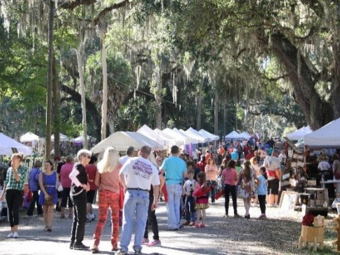 参加佛罗里达州奥卡拉 McIntosh 19 世纪 90 年代节的游客