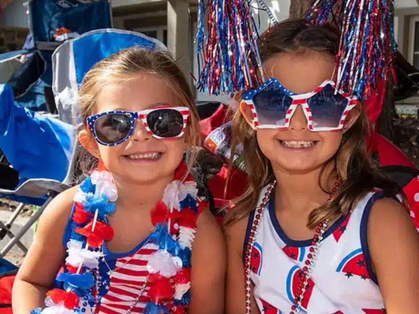 Los asistentes al festival vestidos de rojo, blanco y azul posan para una foto durante Vail America Days en Colorado