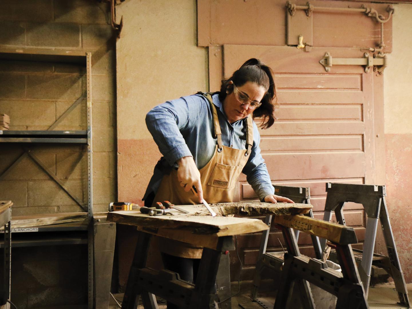 在宾夕法尼亚州约克县“此间制造”活动中工作的手艺人