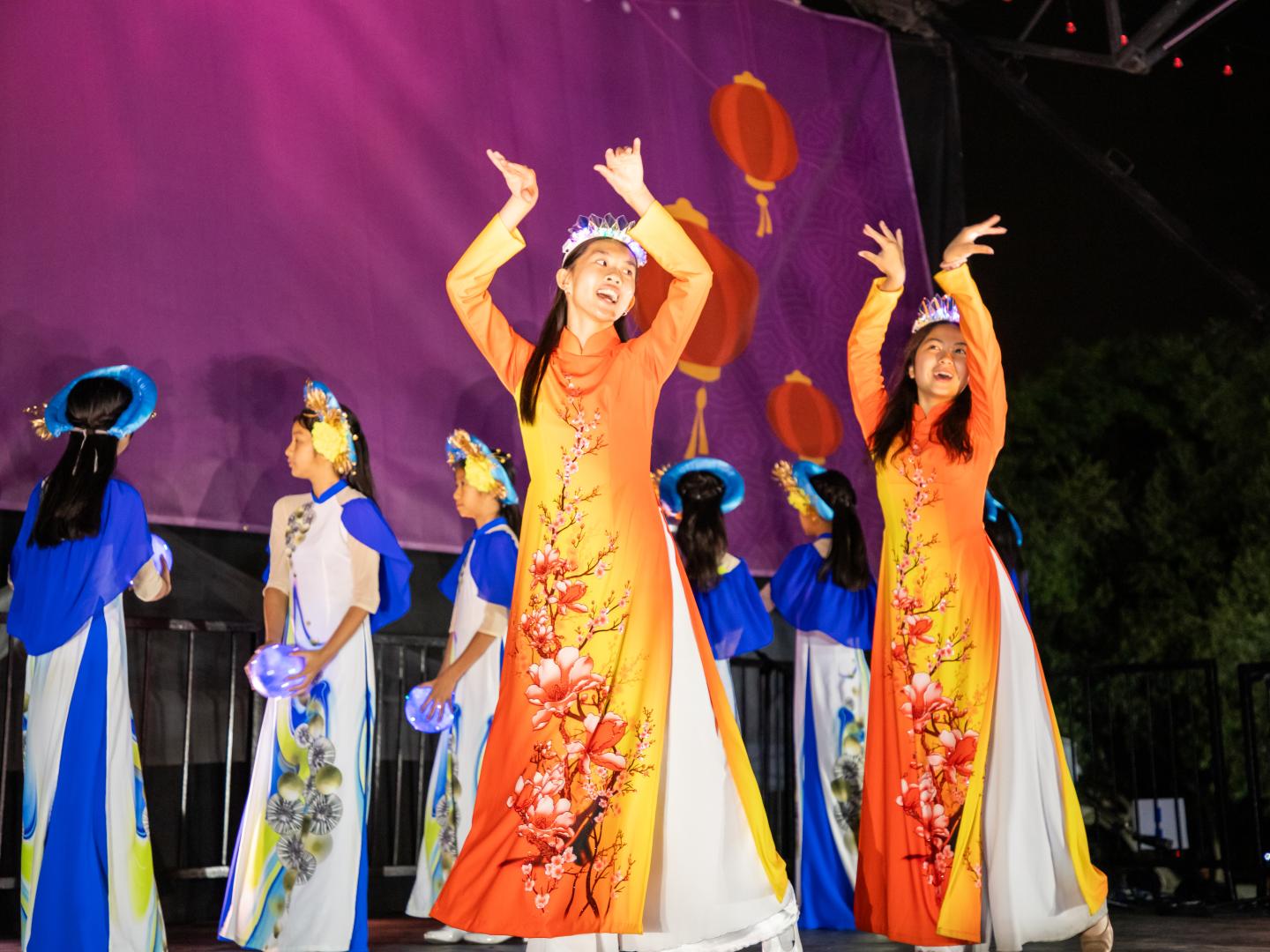 在加利福尼亚州尔湾的尔湾地球村文化节期间，舞者们正在尔湾大公园内起舞