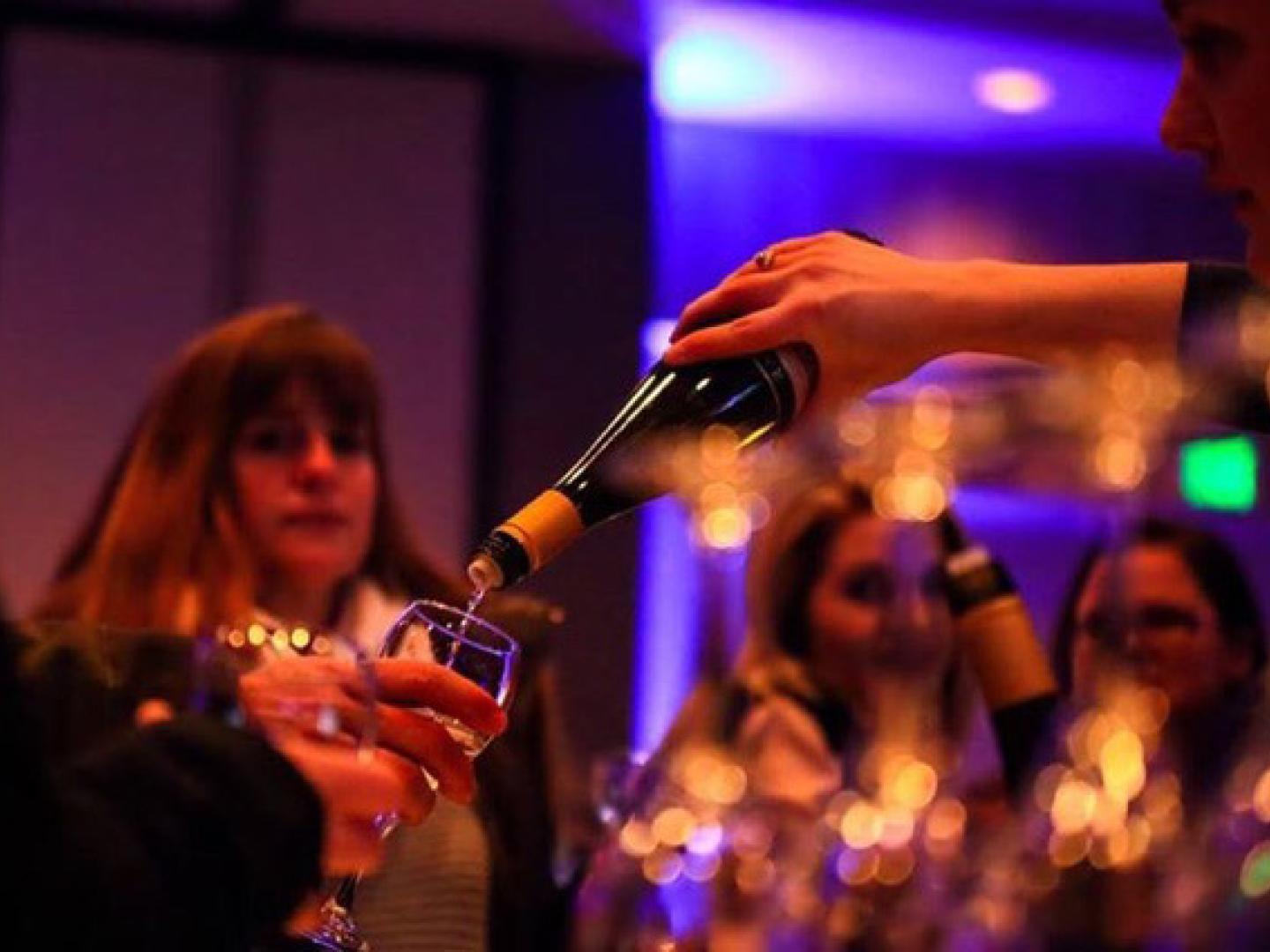 在纽约州沃特金斯峡谷的“沃特金斯峡谷冰与火庆典”活动中品尝佳酿