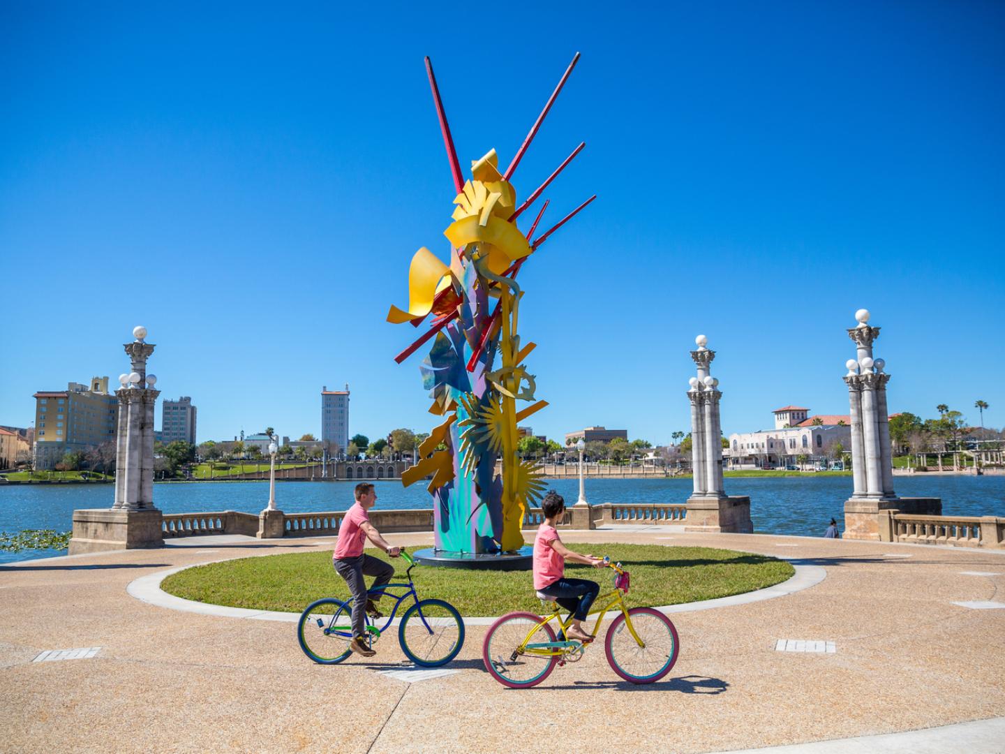 在佛罗里达州的莱克兰骑自行车游览