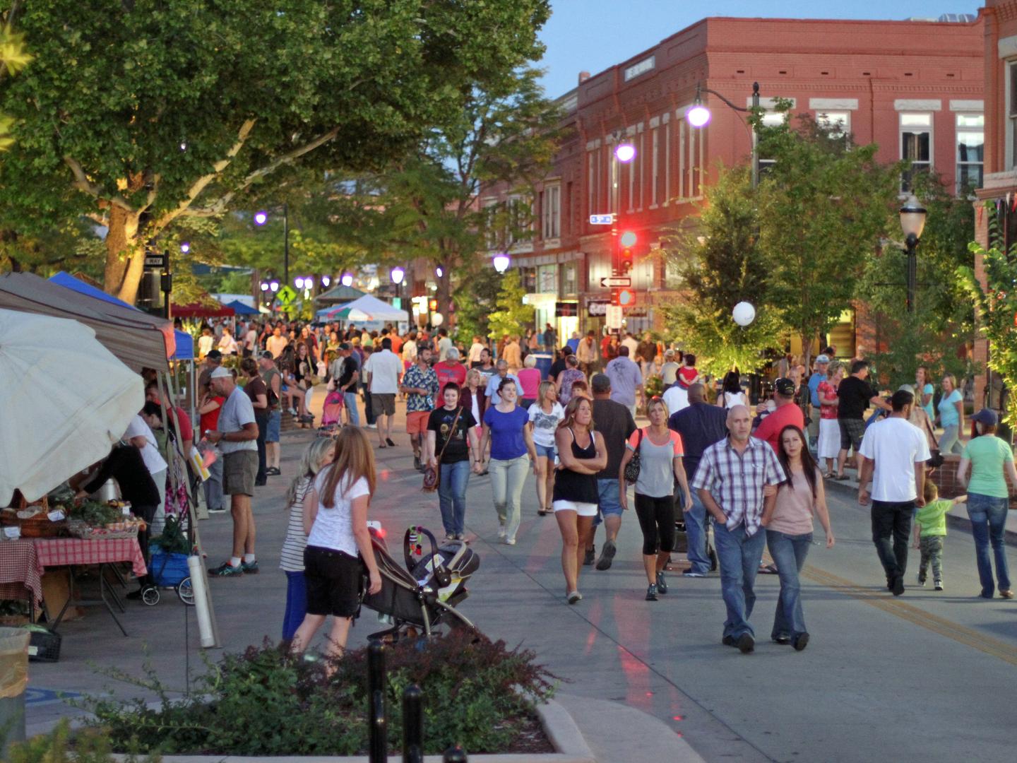 Asistiendo al Downtown Grand Junction Market en la calle Main Street en Grand Junction, Colorado