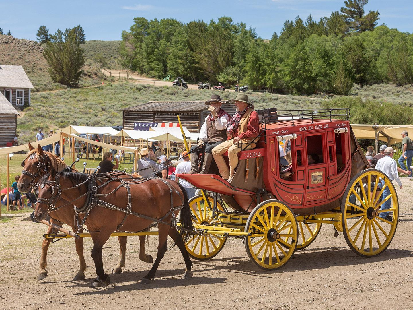怀俄明州南山口城淘金热体验日活动中的有篷马车