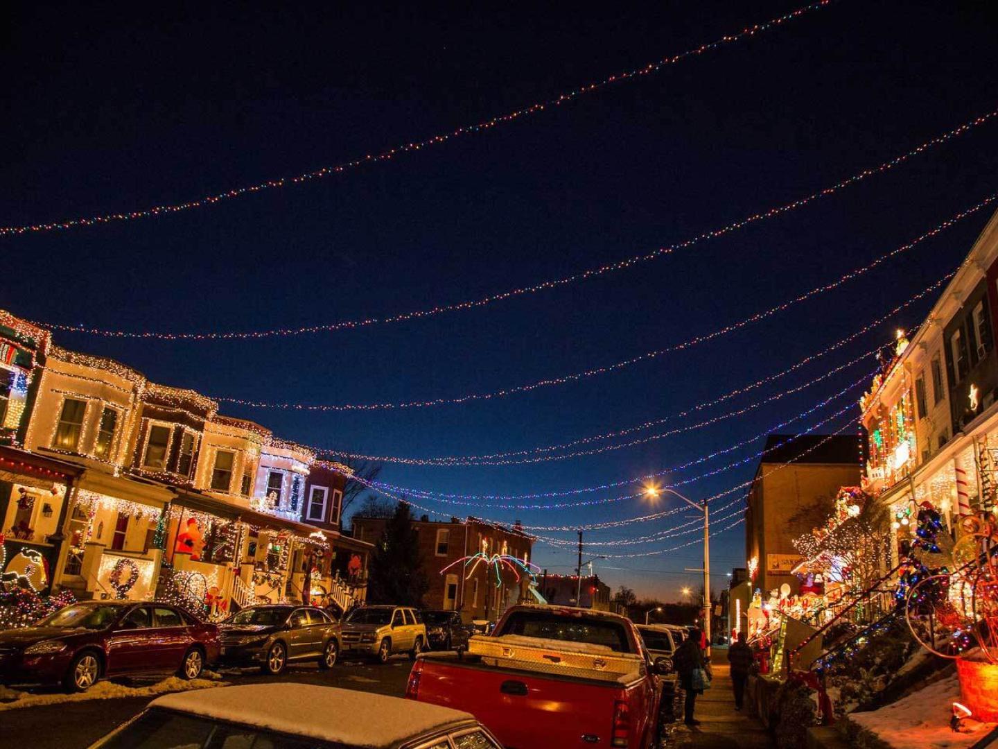 节日期间张灯结彩的巴尔的摩汉普顿社区