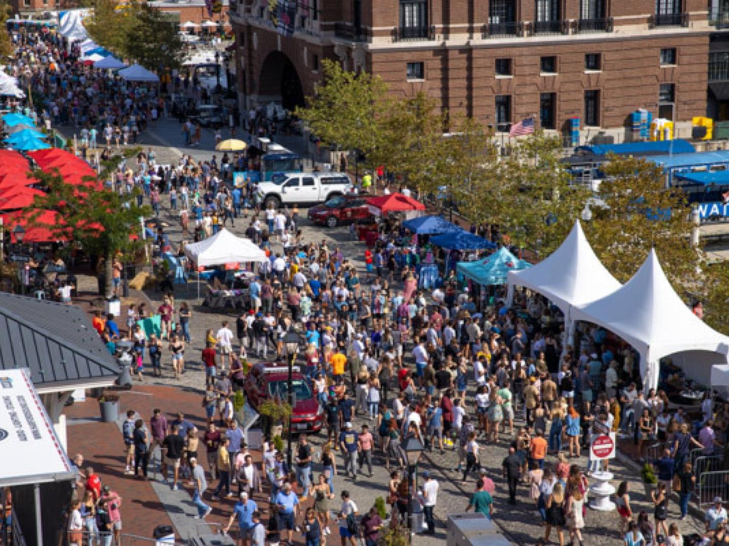 Fell’s Point 狂欢节期间，鹅卵石街道两旁商贩云集