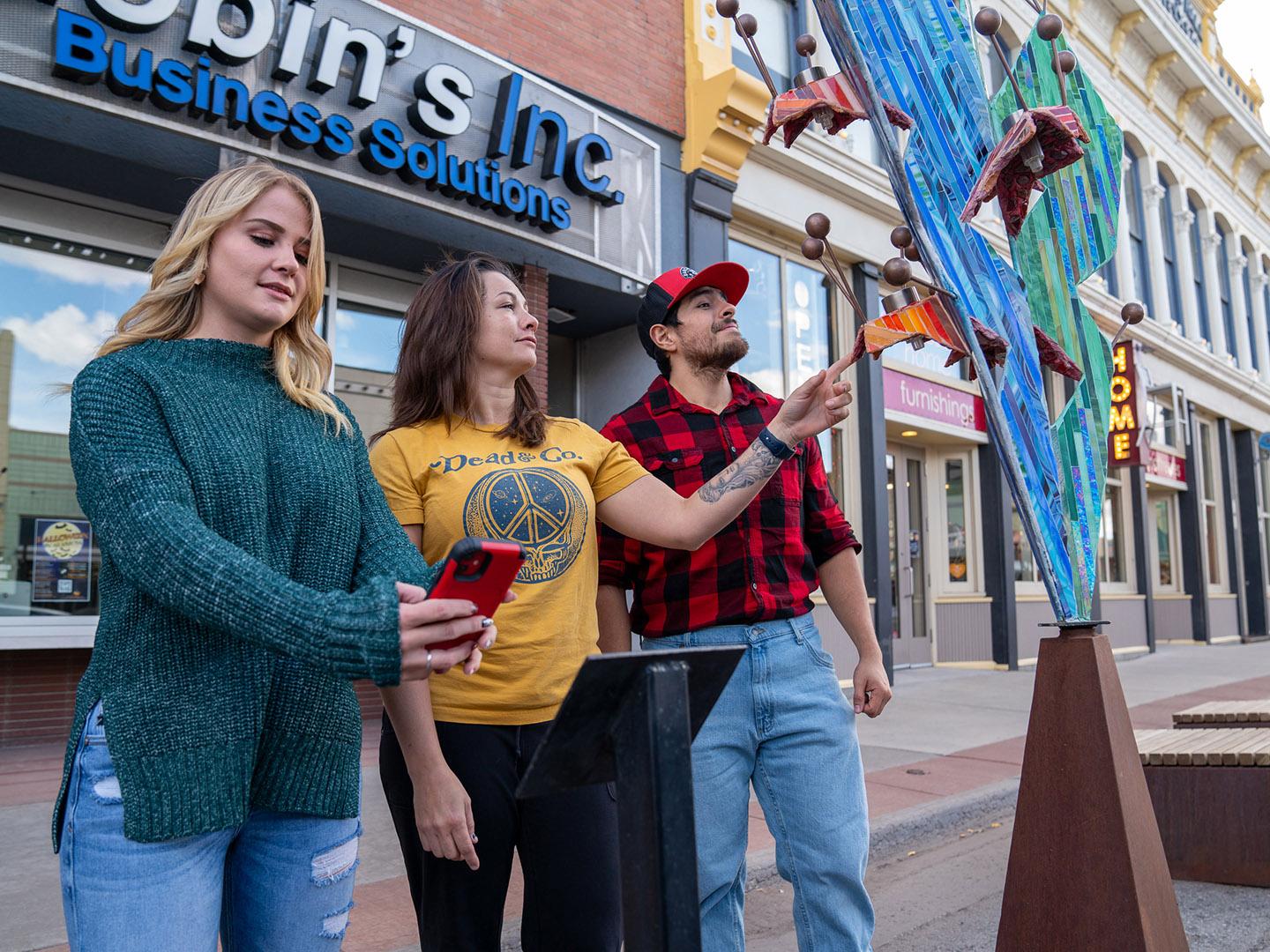 在科罗拉多州阿拉莫萨的阿拉莫萨艺术节上欣赏雕塑