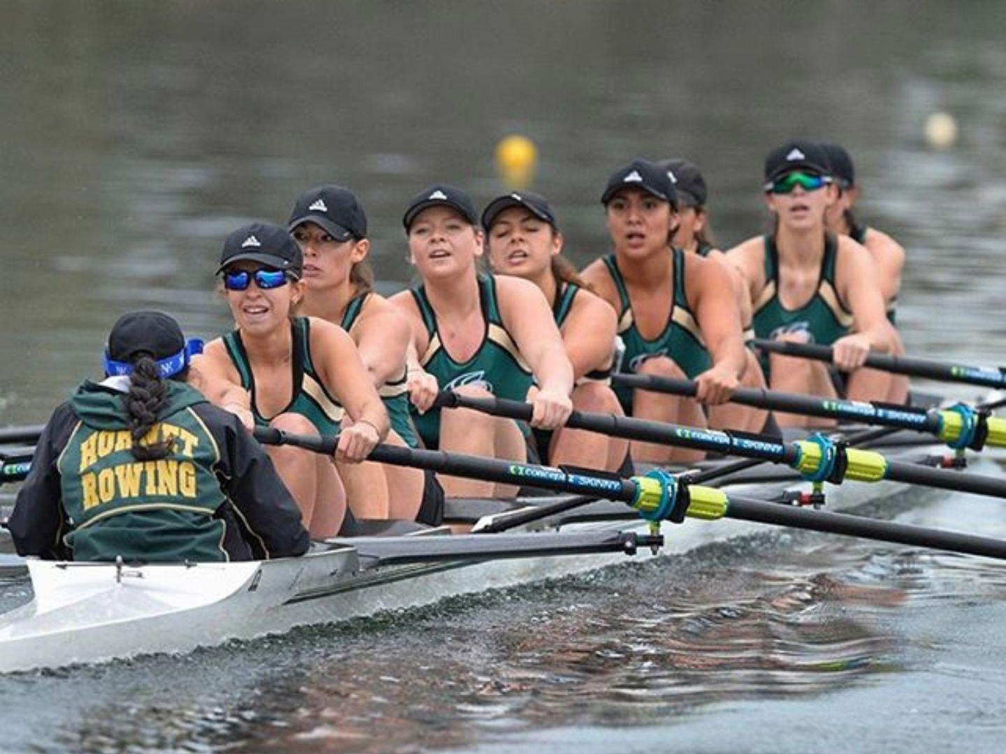 赛艇运动员们在加利福尼亚州兰乔科尔多瓦举行的 Head of the American Regatta 赛艇大赛上大显身手