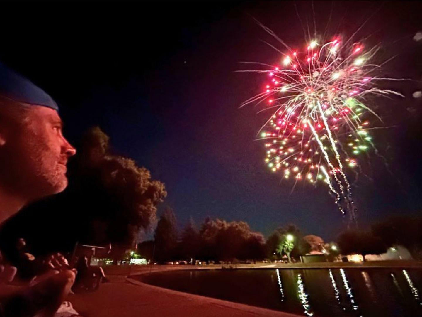 在美国国庆节游行和节日活动期间，加利福尼亚州兰乔科尔多瓦上空绽放璀璨烟花