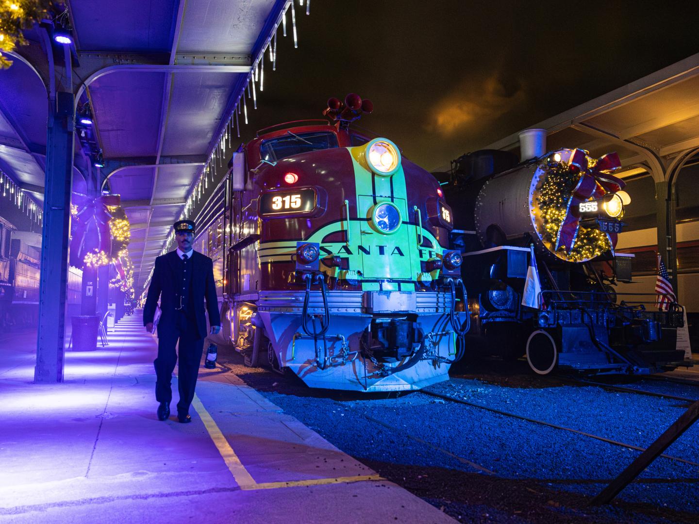 在德克萨斯州加尔维斯顿极地特快之旅活动期间的乘务员