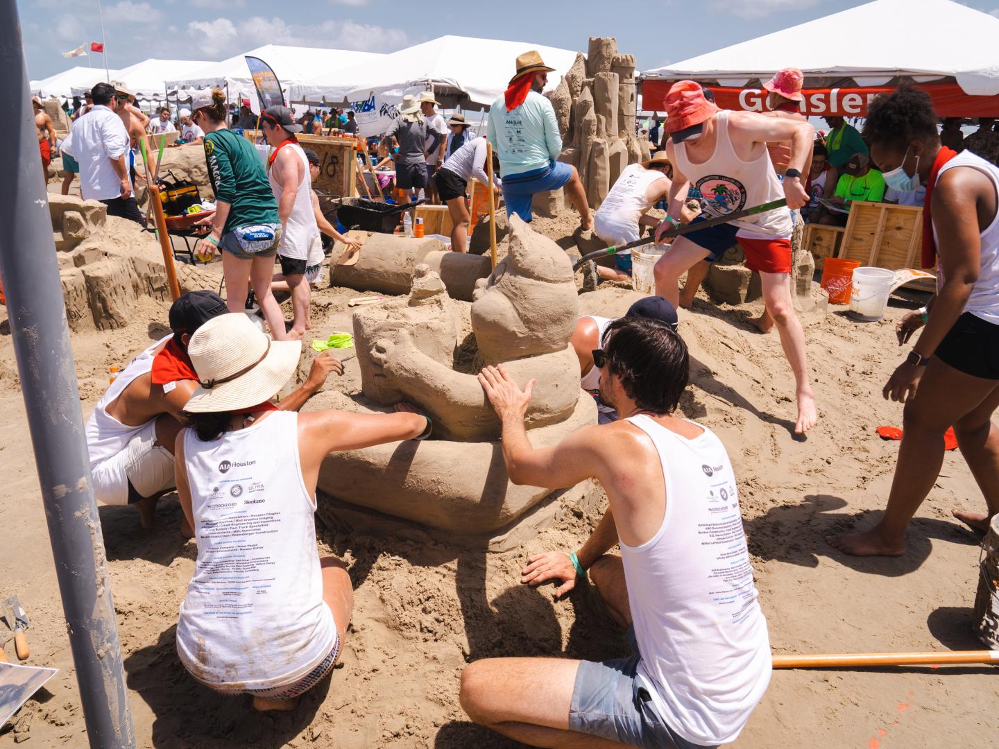 Competidores en la AIA Sandcastle Competition en Galveston, Texas