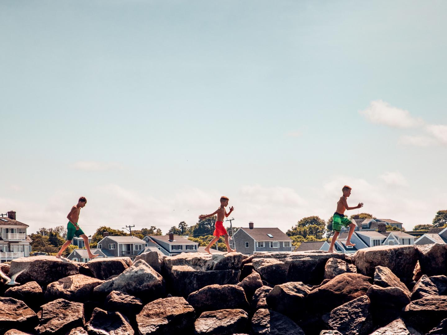 孩子们沿马撒葡萄园岛的水边慢跑