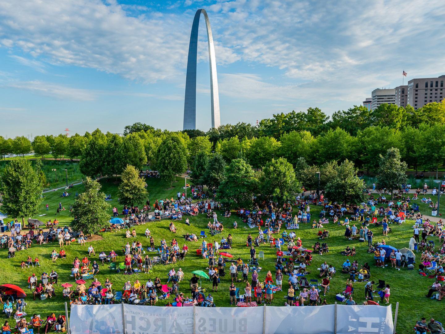 在密苏里州圣路易斯一年一度的拱门蓝调音乐节上享受现场音乐表演