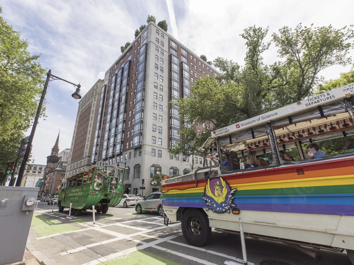 在马萨诸塞州波士顿，波士顿黄鸭游船只在 Boston Pride 大游行期间披上彩虹色