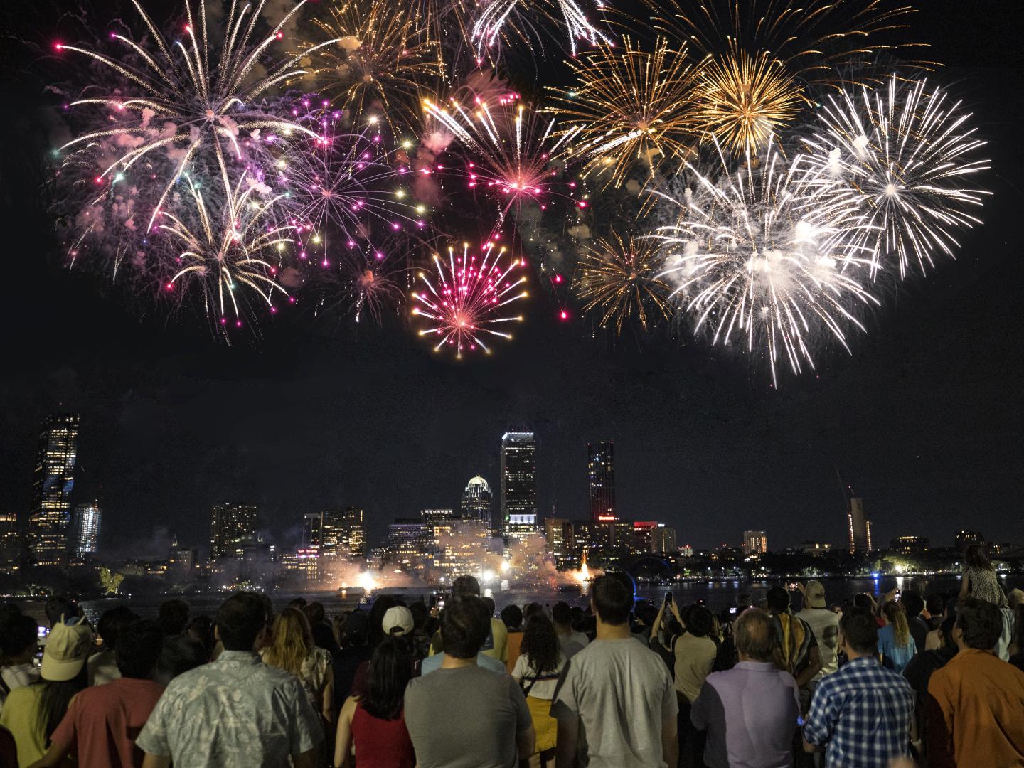 Feuerwerk über dem Boston Harbor beim jährlichen Harborfest in Boston, Massachusetts