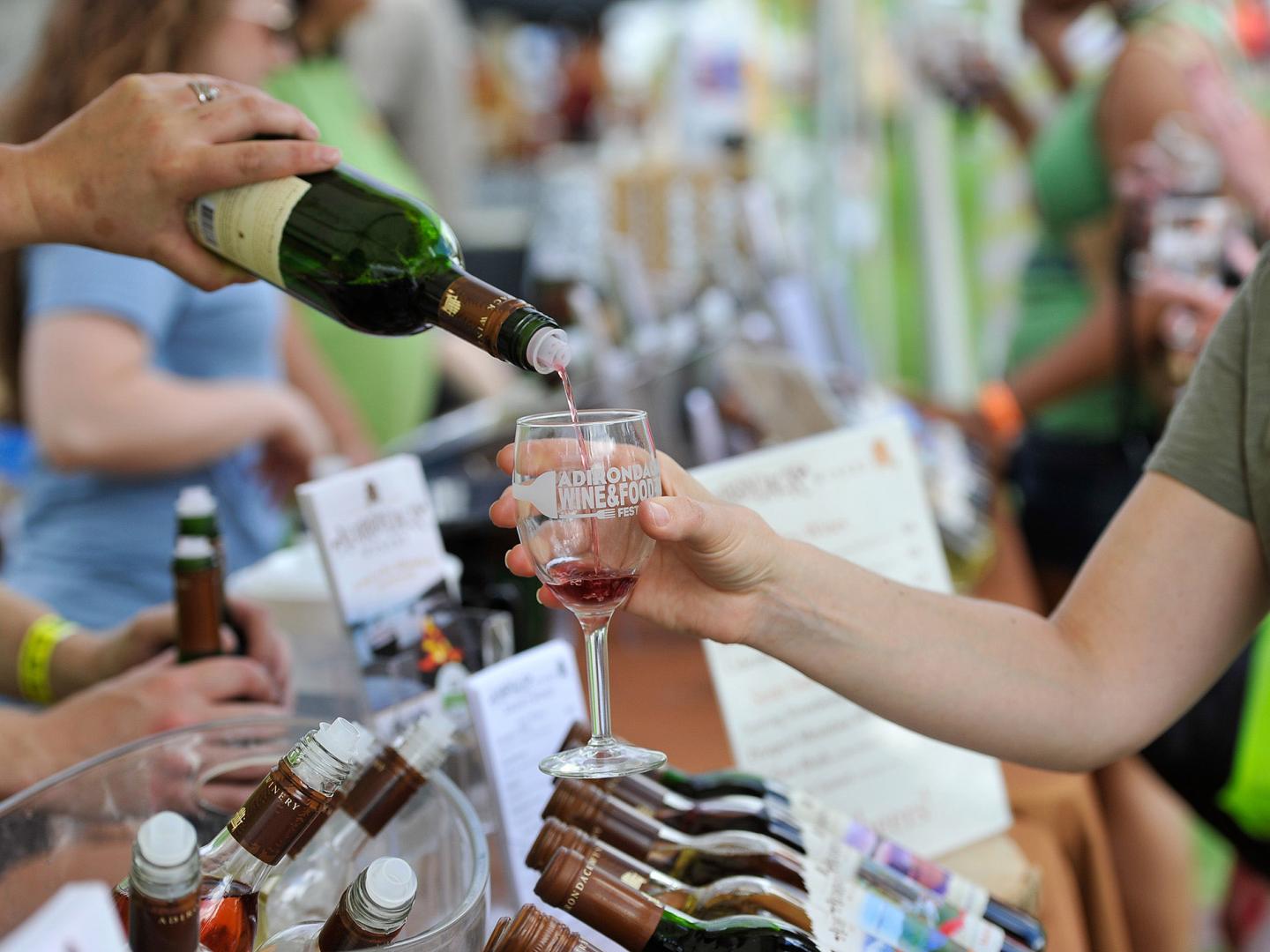 在阿迪朗达克美酒与美食节上斟酒畅饮