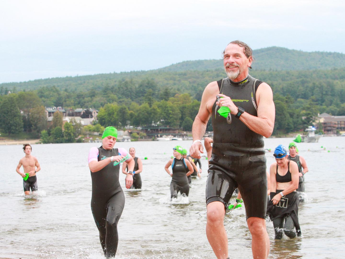 Athlètes participant au Lake George Triathlon Festival à Lake George, État de New York