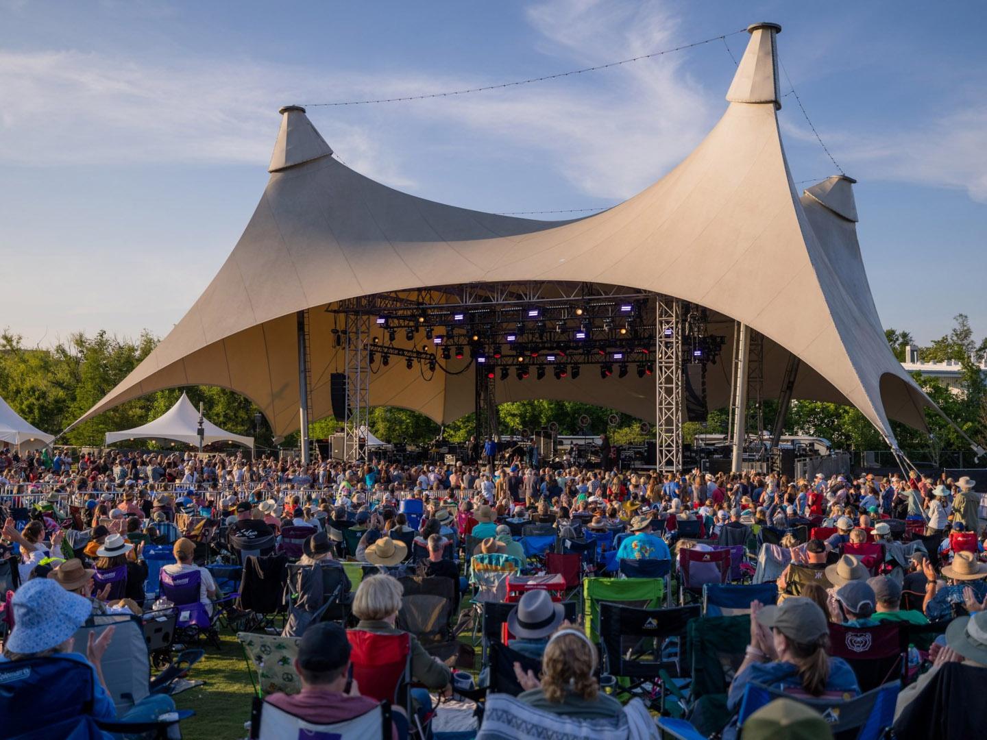 在阿肯色州本顿维尔的 Freshgrass 本顿维尔音乐节上欣赏现场音乐